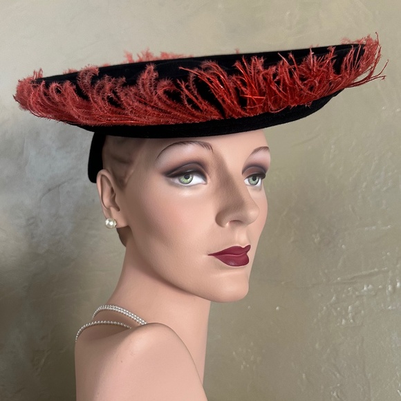 COMELY 1940s\' BLACK FELT TILT WIDE BRIM HAT WITH RED OSTRICH FEATHER TRIM main image 16